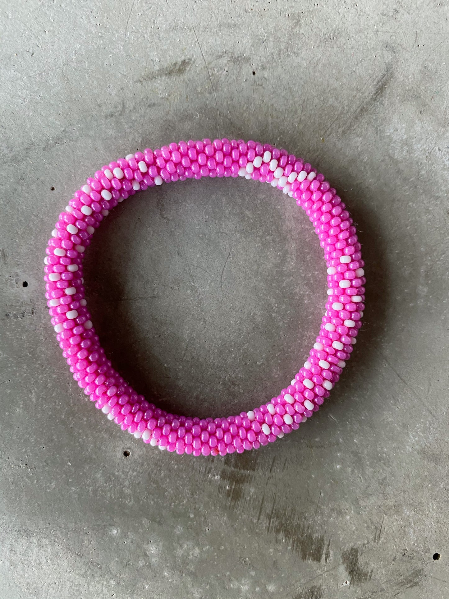 “STØT BRYSTERNE” PINK DOT BRACELET