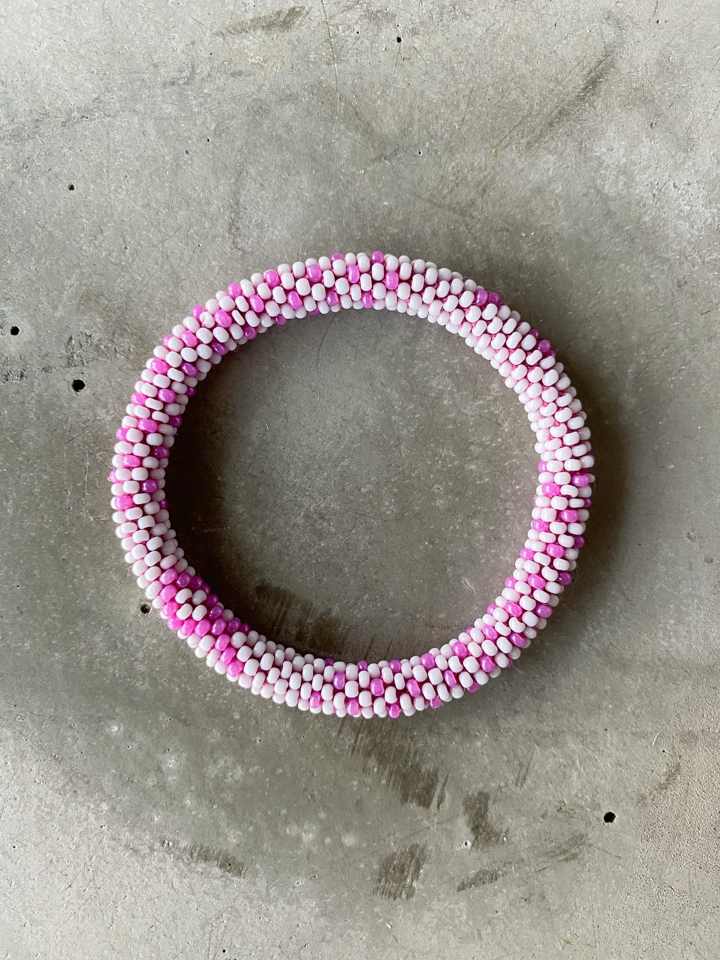 “STØT BRYSTERNE” WHITE DOT BRACELET